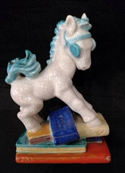 Keramik Pferd auf Büchern @galleryeight