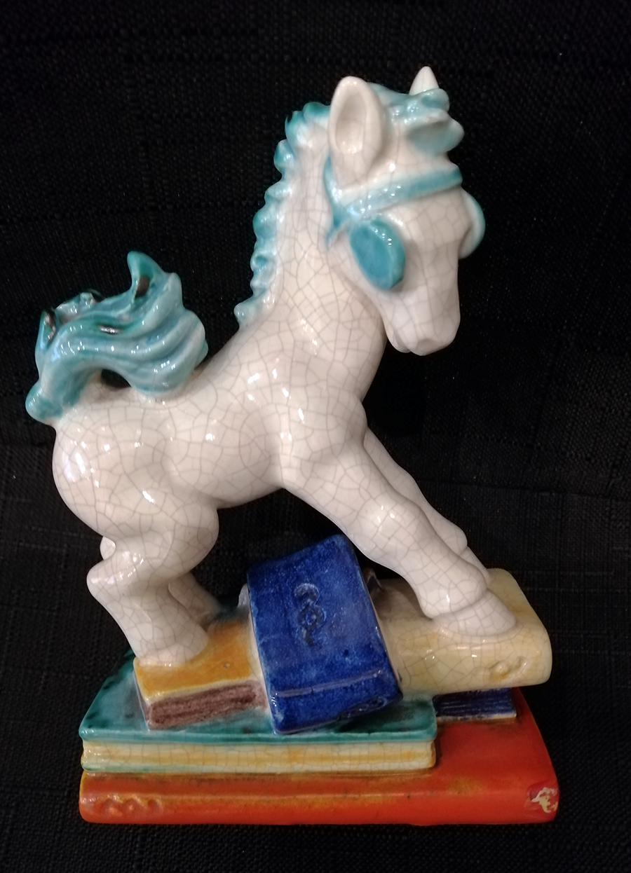 Keramik Pferd auf Büchern @galleryeight